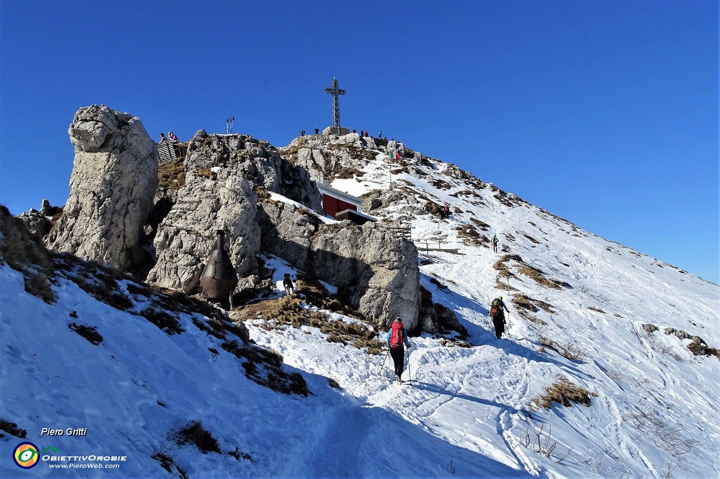 51 Saliamo alla croce di vetta del Resegone in Punta Cermenati (1875 m).JPG